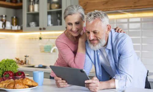 medium-shot-senior-couple-with-tablet